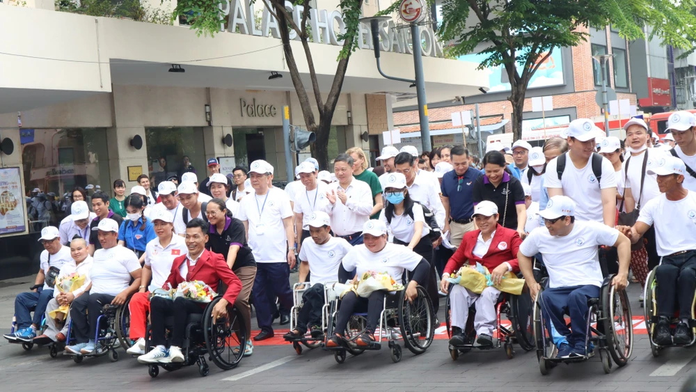 Hơn 1.000 người đã tham gia hoạt động đi bộ nhằm hưởng ứng Ngày người khuyết tật Việt Nam 18-4. Ảnh: THANH TÙNG 