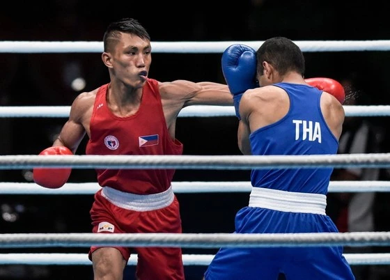 Võ sĩ Rogen Ladon (áo đỏ) là niềm hy vọng vàng của đội tuyển quyền Anh Philippines tại SEA Games 32