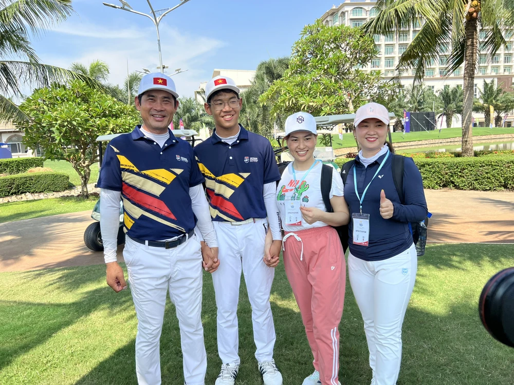 Golf thủ Khánh Hưng (thứ 2 trừ trái sang) chia vui cùng ban huấn luyện sau tấm HCV lịch sử. Ảnh: DŨNG PHƯƠNG