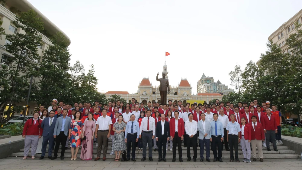 Lãnh đạo các sở, ban ngành TPHCM cùng các thành viên của đoàn thể thao thành phố chụp ảnh lưu niệm tại tượng đài Chủ tịch Hồ Chí Minh. Ảnh: DŨNG PHƯƠNG