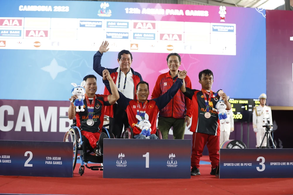 Lực sĩ Lê Văn Công (giữa) giữ vững vị thế thống trị ở hạng 49kg qua 6 kỳ ASEAN Para Games. Ảnh: THÁI DƯƠNG