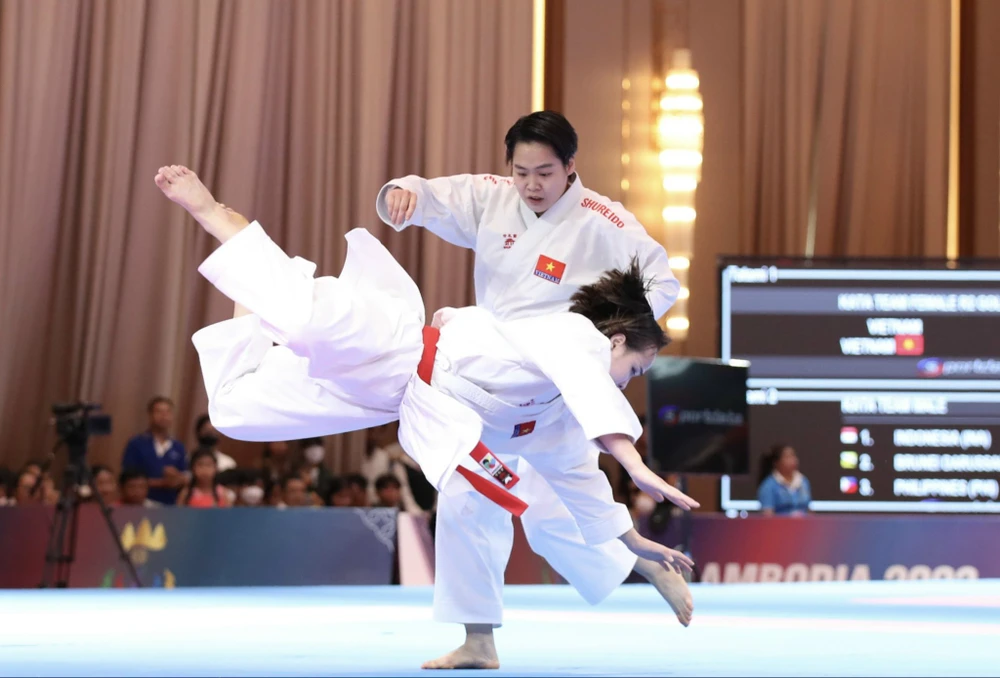 Phần thi của đội tuyển karate Việt Nam tại SEA Games 32. Ảnh: DŨNG PHƯƠNG 