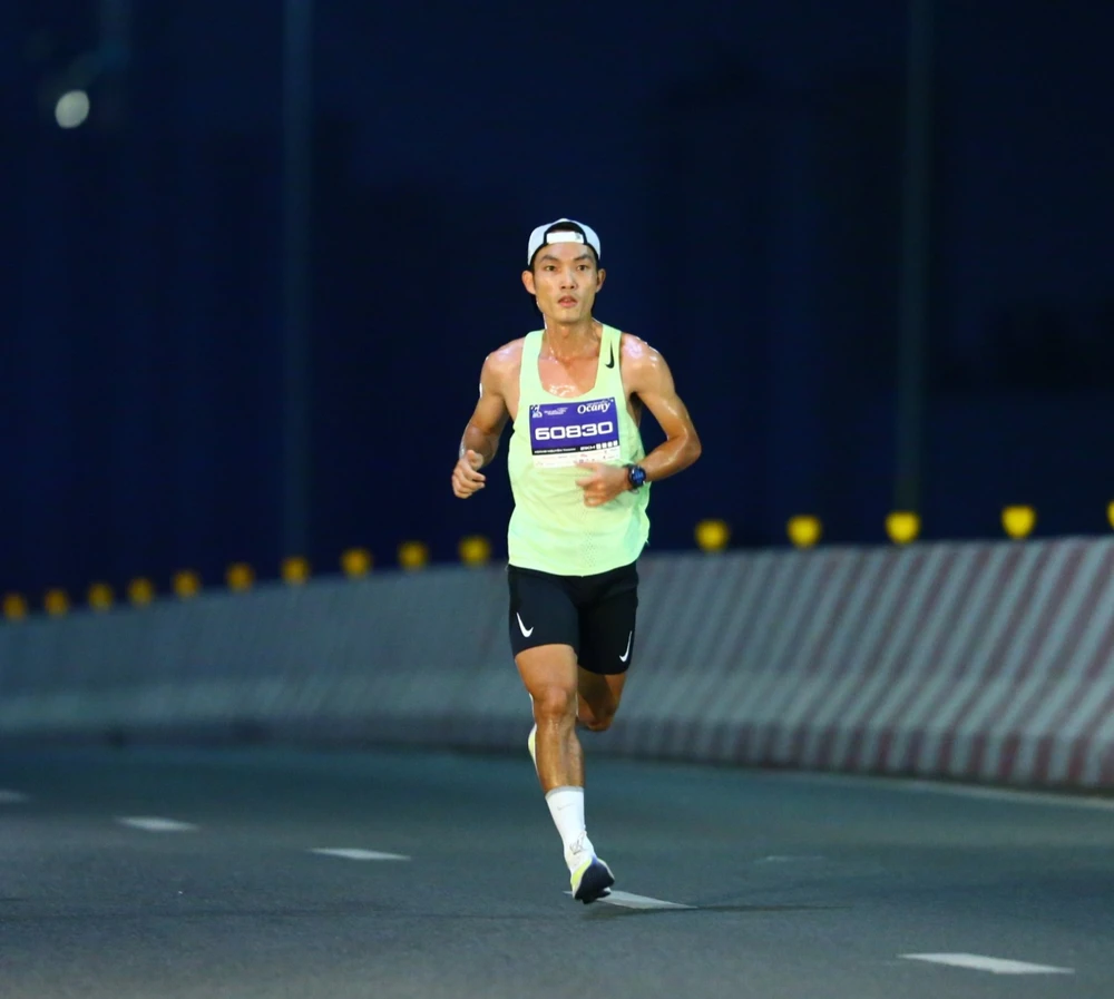 Hoàng Nguyên Thanh vô địch cự ly 21km Run To Live 2024. Ảnh: DŨNG PHƯƠNG 