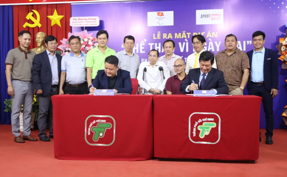 Uỷ ban Paralympic Việt Nam ký kết hợp tác cùng Công ty CP phát triển thể thao SportGroup. Ảnh: THANH TÙNG 