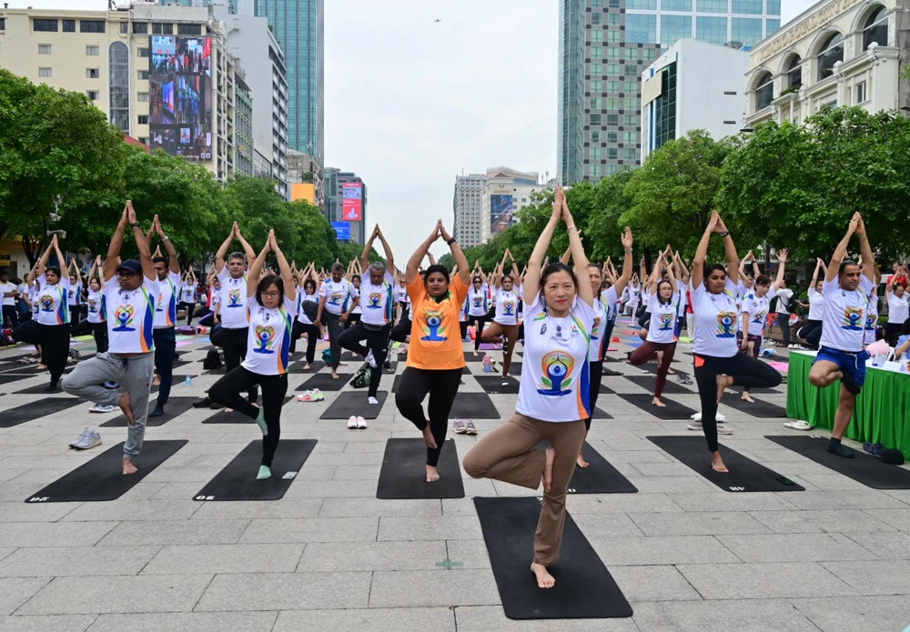 1.500 VĐV tham gia đồng diễn Yoga ở phố đi bộ Nguyễn Huệ. Ảnh: DŨNG PHƯƠNG 