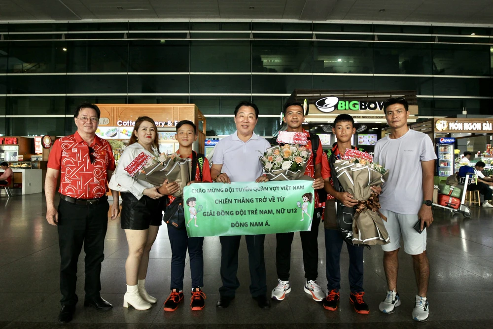 Đại diện Liên đoàn quần vợt Việt Nam chào đón các thành viên của đội tuyển U12 nam trở về từ chuyến du đấu Singapore. Ảnh: DŨNG PHƯƠNG 