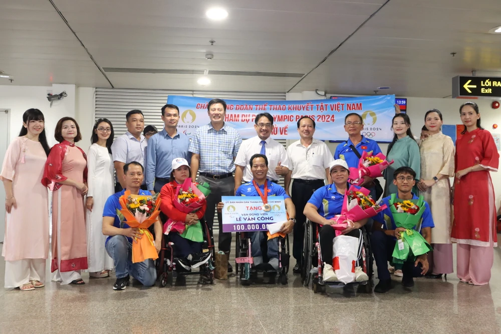 Các thành viên đoàn thể thao NKT trở về sau kỳ thi đấu tại Paralympic Paris 2024. Ảnh: THANH TÙNG