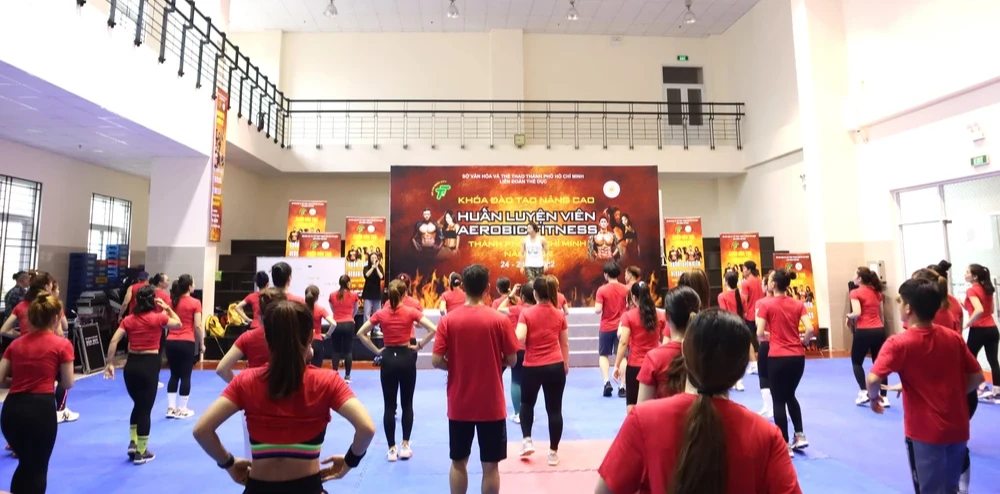 Các giảng viên và học viên của Lớp đào tạo hướng dẫn viên aerobic fitness TPHCM khoá 4 đóng góp hỗ trợ đồng bào miền Bắc. Ảnh: THANH TÙNG 