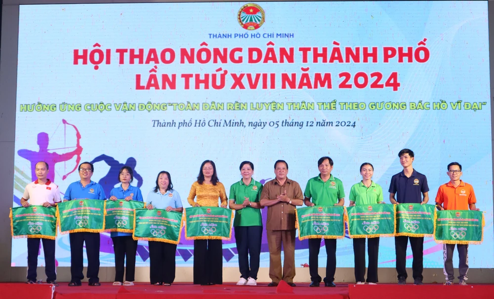 Ban tổ chức trao tặng cờ lưu niệm cho các đơn vị tham dự. Ảnh: THANH TÙNG 