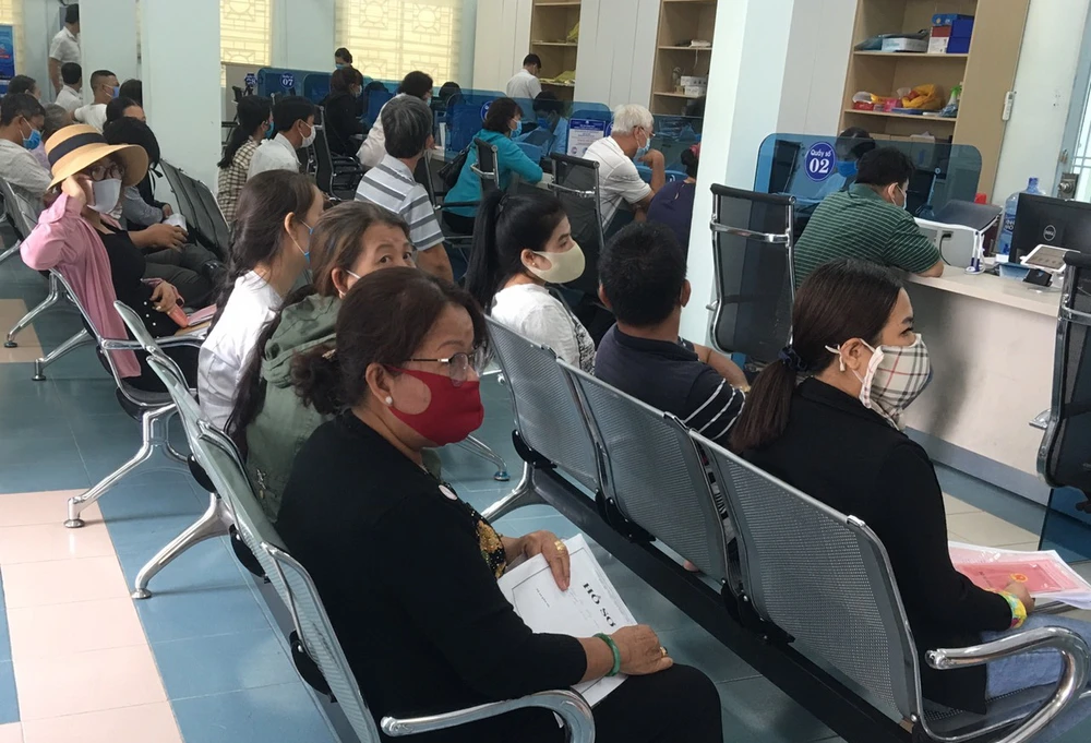 Người dân đến làm hồ sơ tại Trung tâm hành chính công Tây Ninh