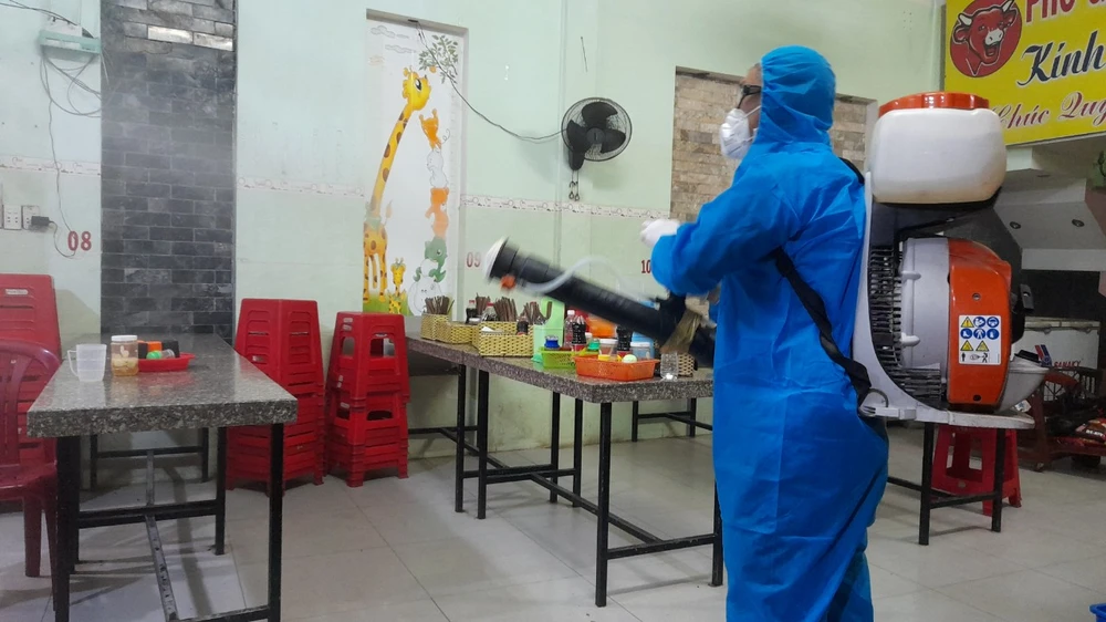 Lực lượng chức năng phun khử khuẩn tại huyện Đồng Phú