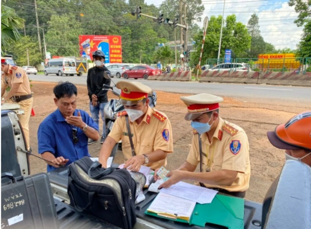 Cảnh sát giao thông tỉnh Đồng Nai lập biên bản xử lý vi phạm của tài xế trên Quốc lộ 1