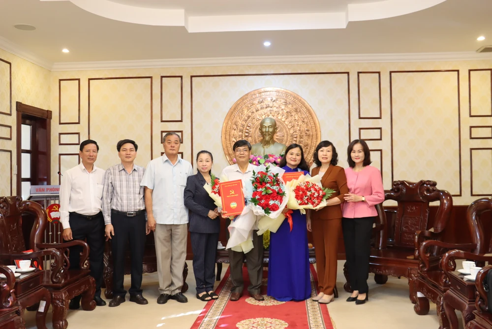 Lãnh đạo tỉnh Bình Phước trao quyết định bổ nhiệm ông Nguyễn Thanh Bình và bà Tạ Thu Thuỷ 