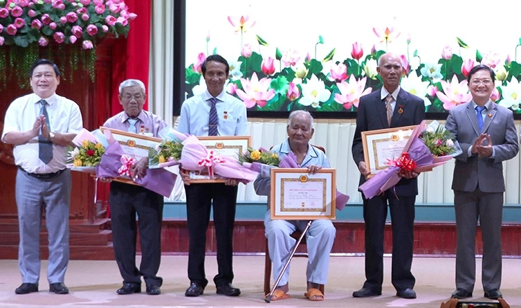 Lãnh đạo Thành ủy Đồng Xoài trao huy hiệu cho các đảng viên cao tuổi Đảng