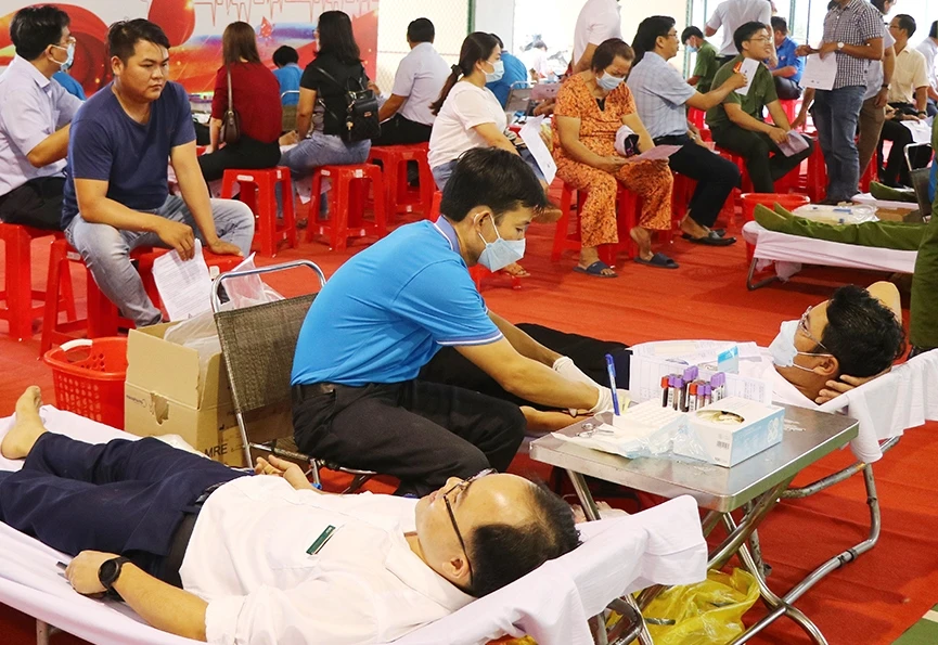 Cán bộ, đoàn viên thanh niên tham gia hiến máu tình nguyện