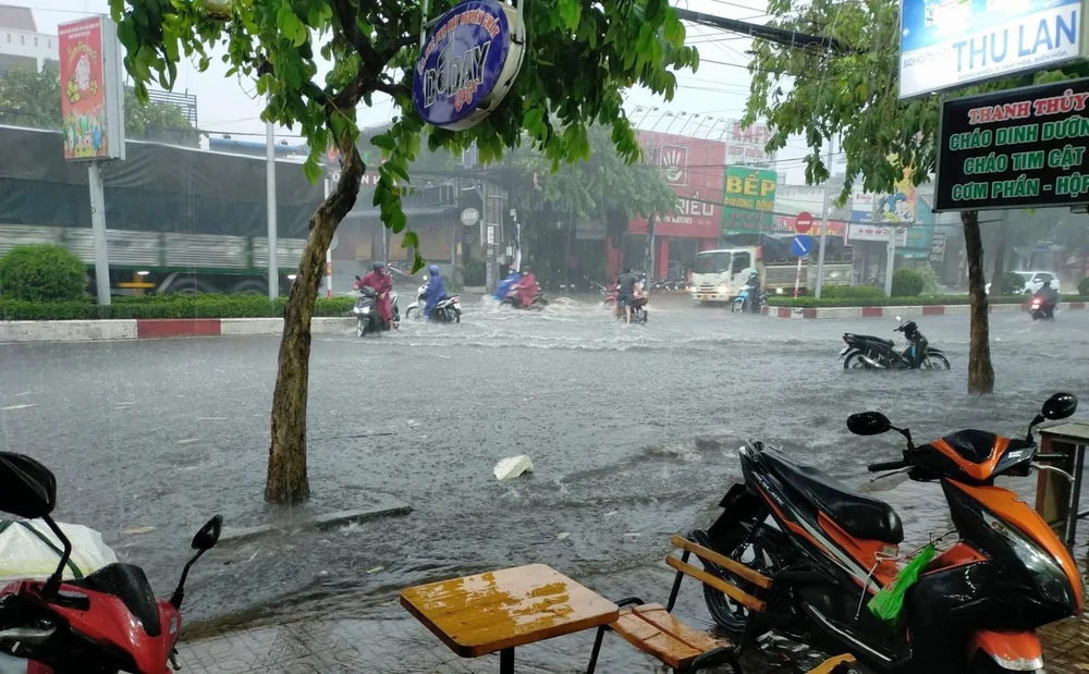 Đồng Nai mưa lớn, nhiều tuyến đường bị ngập
