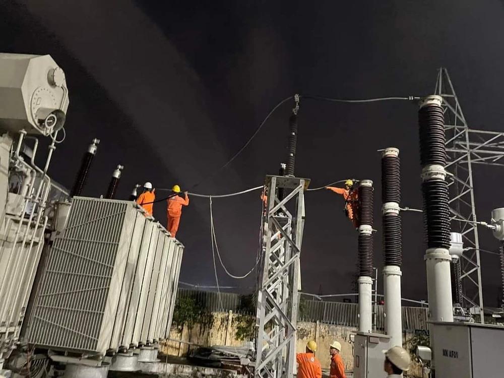 Đồng Nai: Mái tôn văng vào trạm biến áp, Khu công nghiệp Biên Hoà 2 mất điện