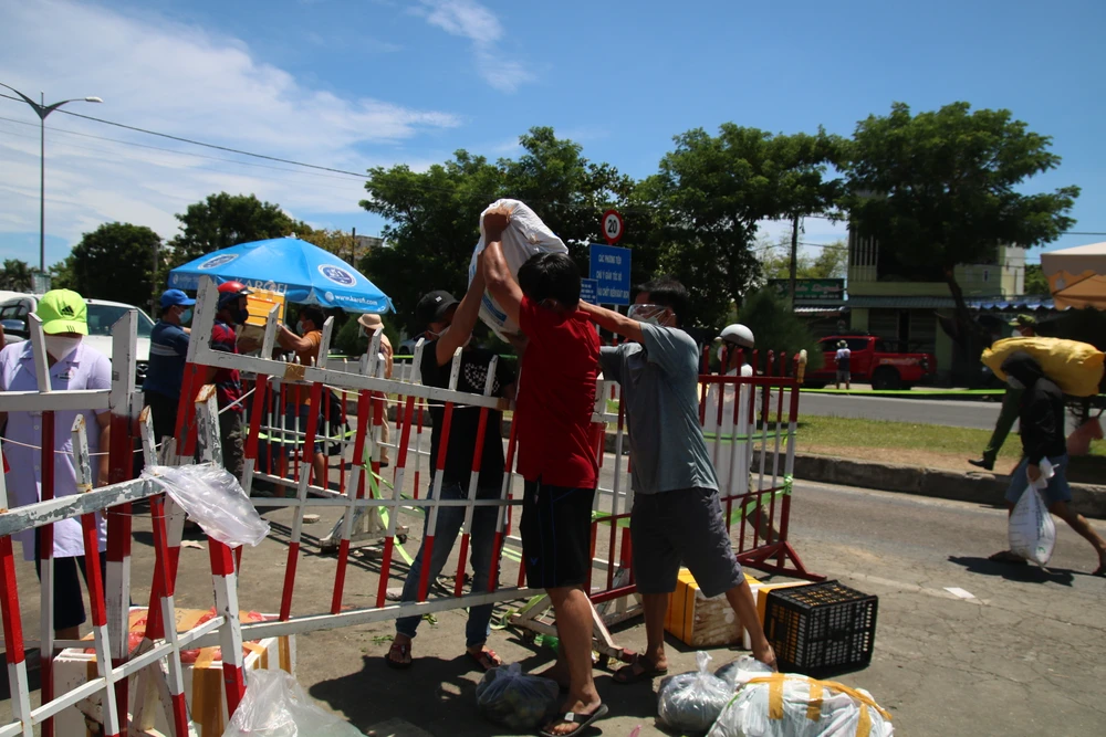 Người dân chỉ được đứng tại chốt để giao nhận hàng, tuyệt đối không được sang địa phận TP Đà Nẵng