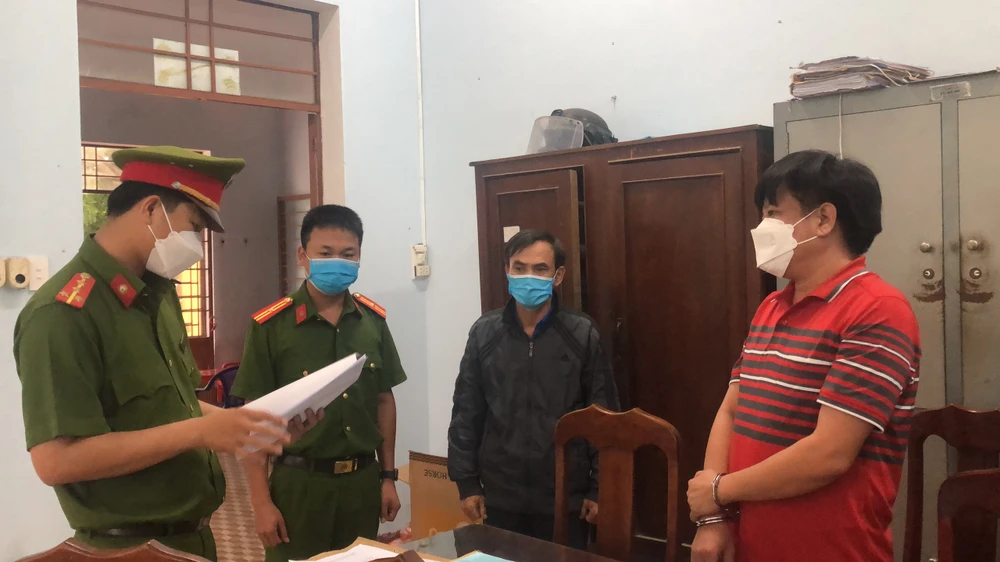 Công an huyện Thăng Bình đọc lệnh bắt tạm giam Trà Thanh Phong (áo đỏ)