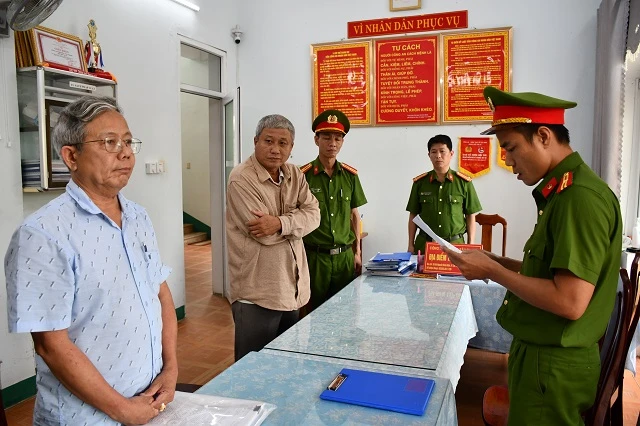 Phòng Cảnh sát kinh tế tống đạt các quyết định khởi tố và Lệnh bắt bị can để tạm giam đối với Thái Minh Hoàng (bên trái) và Nguyễn Đình Tấn (ở giữa). Ảnh: CACC