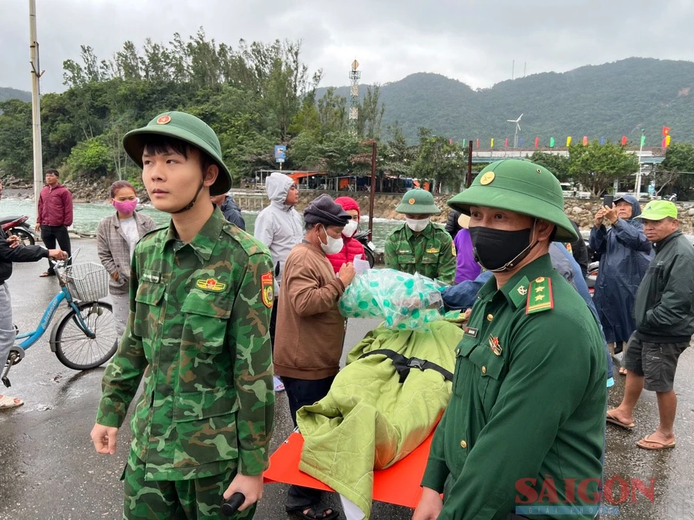 Lực lượng BĐBP tỉnh Quảng Nam đưa người dân tại đảo Cù Lao Chàm đi cấp cứu 