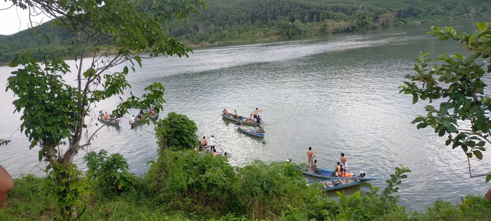 Quảng Nam: Lật ghe trên lòng hồ thủy điện, 2 người tử vong