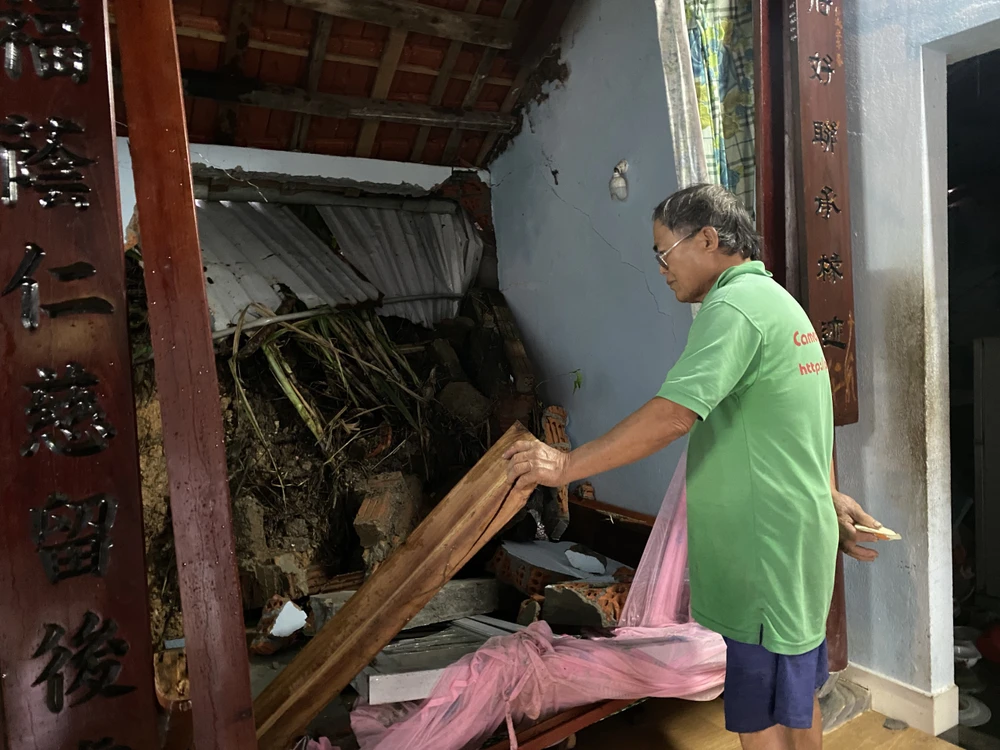 Mưa lớn gây sạt lở, làm sập nhà dân ở Quảng Nam