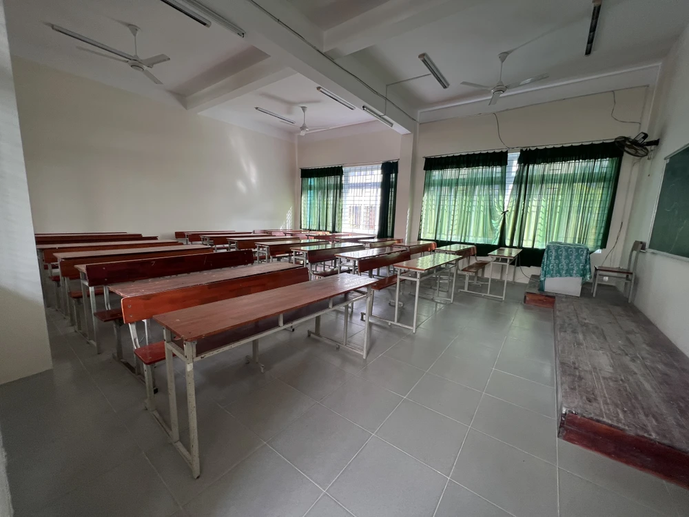 Một trong hai lớp học tại Trường Cao đẳng Y tế Quảng Nam được giảng viên thông báo cho sinh viên nghỉ học 