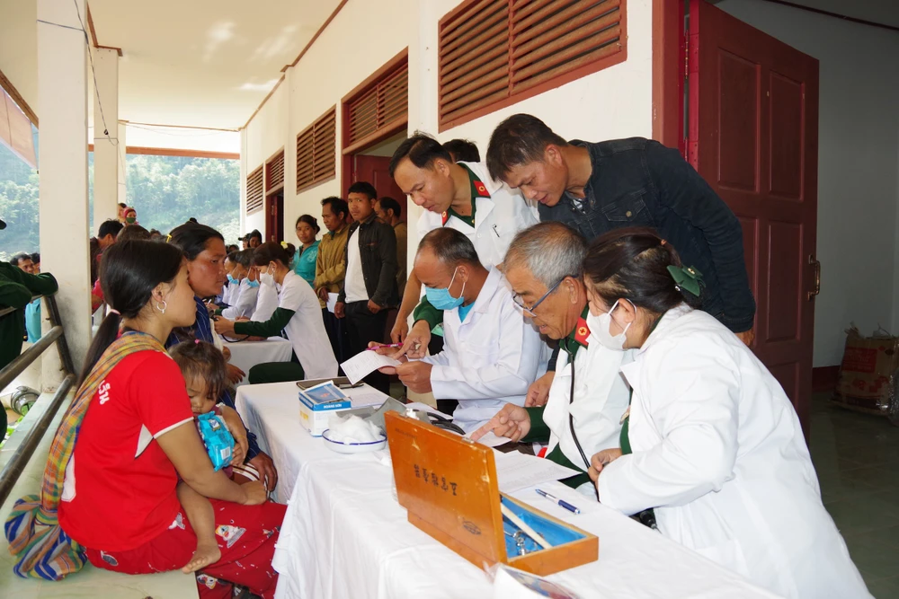 Y, bác sĩ Bộ CHQS tỉnh phối hợp với Sở Y tế Quảng Nam khám bệnh cho nhân dân Lào tại tỉnh SeKong