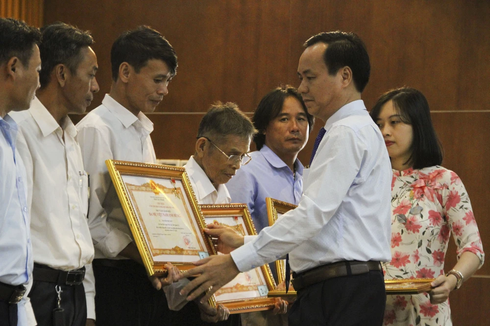 Ông Võ Văn Hưng, Chủ tịch UBND tỉnh Quảng Trị trao tặng danh hiệu Bà Mẹ Việt Nam Anh hùng cho thân nhân các Mẹ Việt Nam Anh hùng