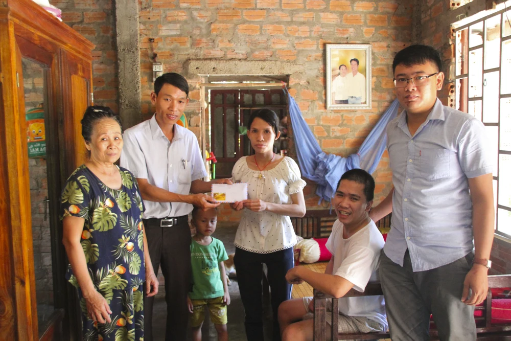 Lãnh đạo UBND xã Hải Hưng, huyện Hải Lăng trao 15,5 triệu đồng của bạn đọc Báo SGGP cho gia đình chị Lê Thị Tâm.