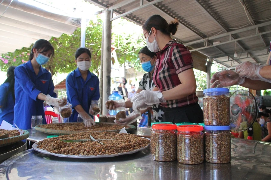 Người dân thị trấn Gio Linh (huyện Gio Linh, tỉnh Quảng Trị) làm hơn 300 hũ muối sả thịt hỗ trợ người dân các tỉnh, thành phía nam.