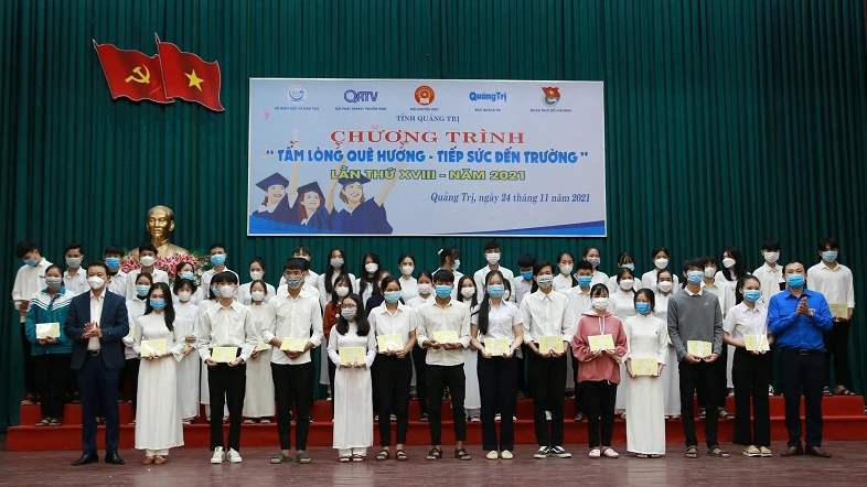 Trao 60 suất học bổng cho các em sinh viên có hoàn cảnh khó khăn trên địa bàn tỉnh Quảng Trị