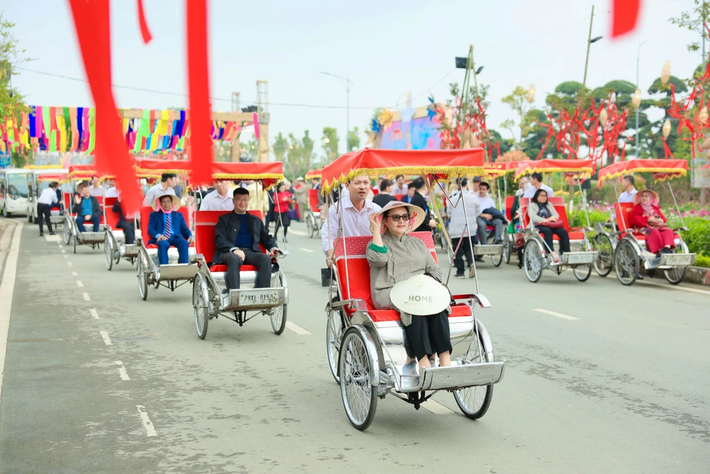 Đường hoa Home Hanoi Xuan 2024 chính thức mở cửa, hàng ngàn lượt khách hào hứng trải nghiệm hương Xuân - vị Tết tại Mailand Hanoi City- Ảnh 7.