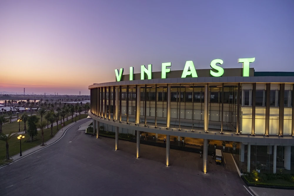 VinFast l&agrave; c&ocirc;ng ty c&oacute; tốc độ gia tăng gi&aacute; trị thương hiệu lớn nhất bảng xếp hạng. Với tầm nh&igrave;n trở th&agrave;nh h&atilde;ng xe điện th&ocirc;ng minh to&agrave;n cầu, VinFast đ&atilde; đặt nền m&oacute;ng cho ng&agrave;nh c&ocirc;ng nghiệp sản xuất &ocirc; t&ocirc; - xe m&aacute;y điện tại Việt Nam, đồng thời đang nỗ lực g&oacute;p phần th&uacute;c đẩy cuộc c&aacute;ch mạng xe điện tr&ecirc;n to&agrave;n thế giới