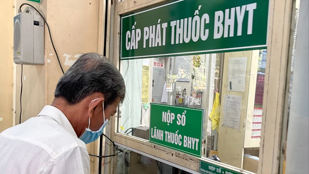 Người dân nhận thuốc BHYT tại Bệnh viện Mắt TPHCM