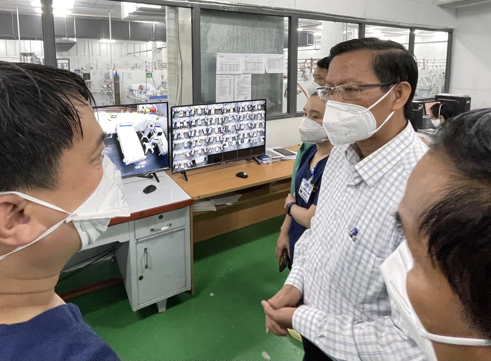 Chủ tịch UBND TPHCM Phan Văn Mãi thăm Trung tâm Hồi sức BV Trung ương Huế đặt tại BV Dã chiến số 14. Ảnh: HOÀNG HÙNG