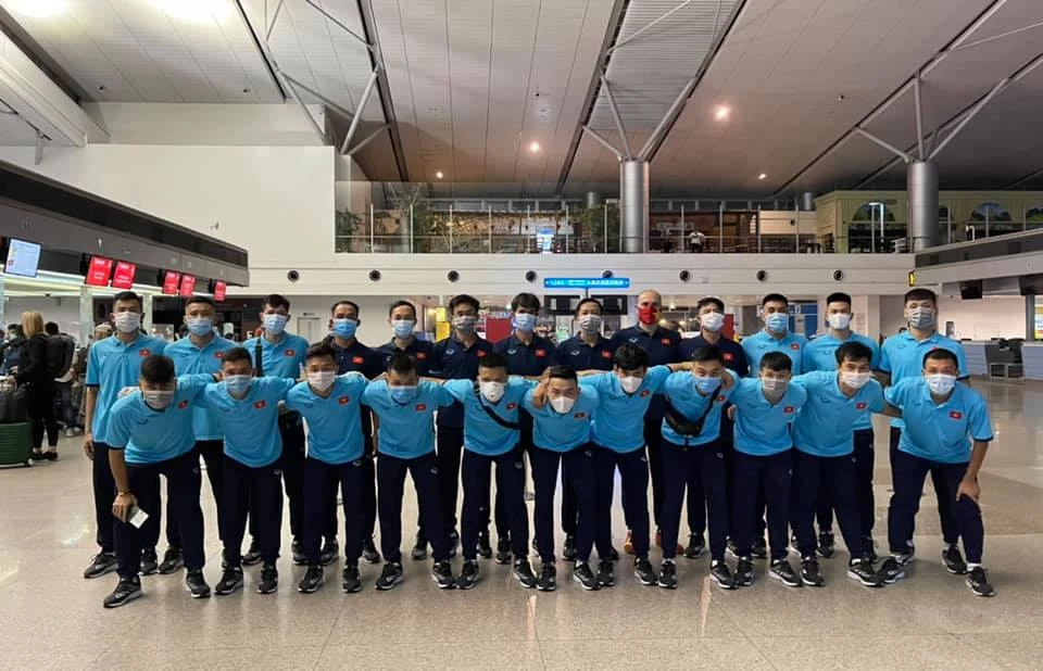 Đội tuyển futsal Việt Nam trước giờ lên đường sang UAE vào tối 15-5. Ảnh: TÚ TRẦN