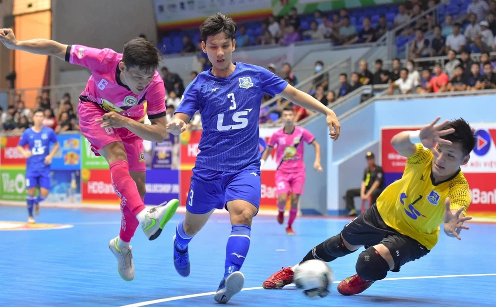 Zetbit Sài Gòn (áo hồng) và Thái Sơn Nam (áo xanh) cùng với Sahako đang tạo nên cuộc đua vô địch đầy hấp dẫn tại Giải futsal VĐQG 2021. Ảnh: ANH TRẦN