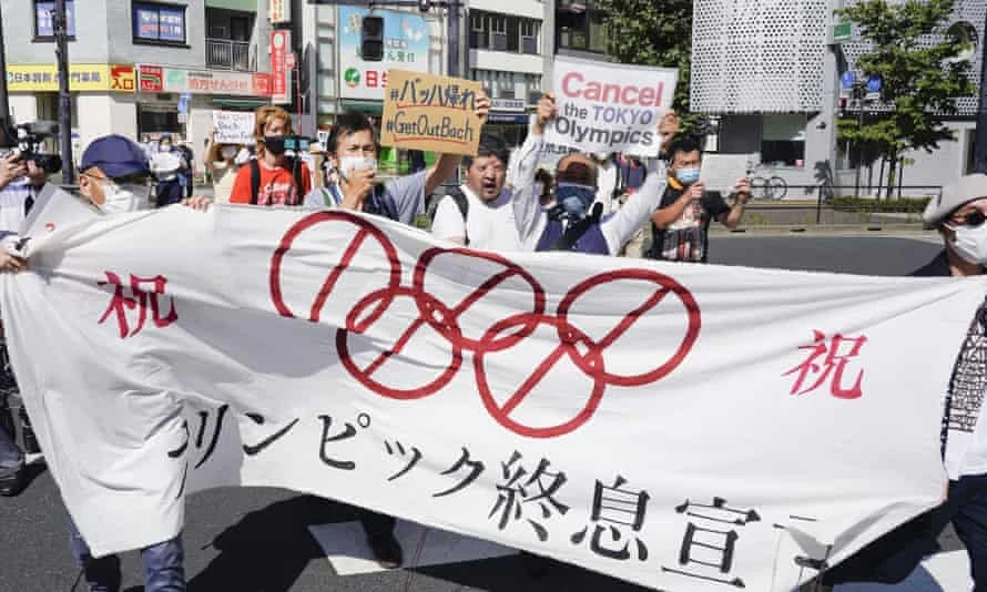 Người dân Nhật Bản tổ chức biểu tình phản đối tổ chức Olympic Tokyo 2020 vào hôm 17-7. Ảnh: AP