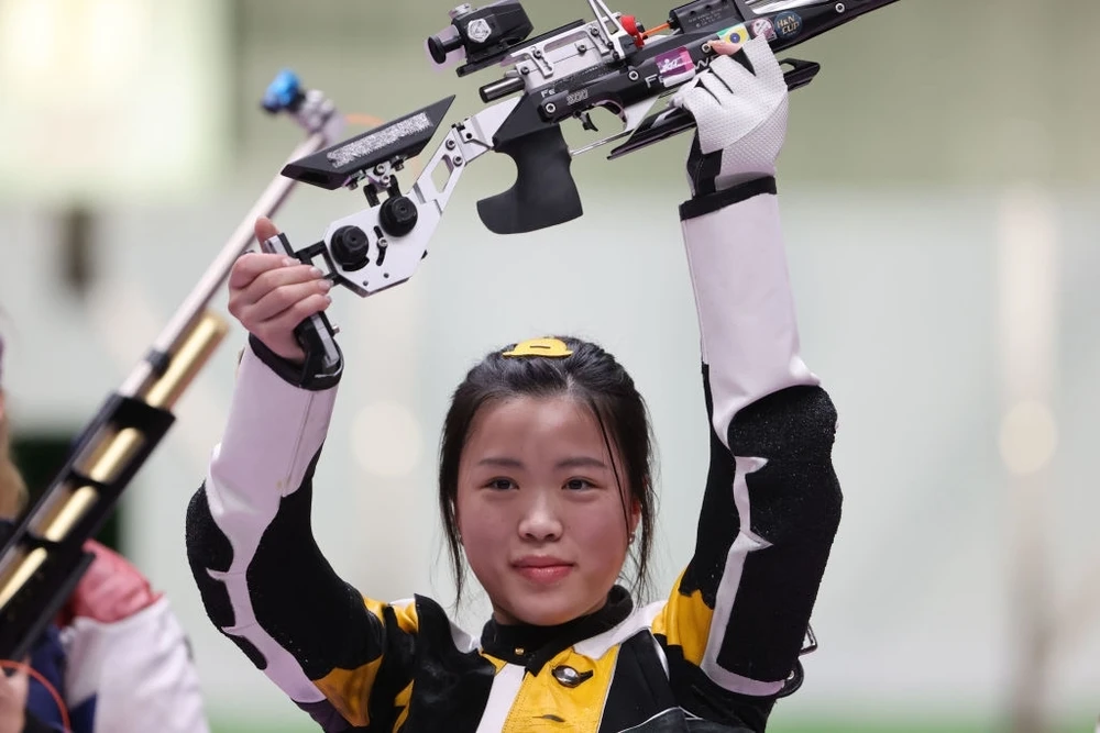 Xạ thủ Yang Qian đã trở thành VĐV đầu tiên đoạt HCV tại Olympic Tokyo 2020. Ảnh: AFP