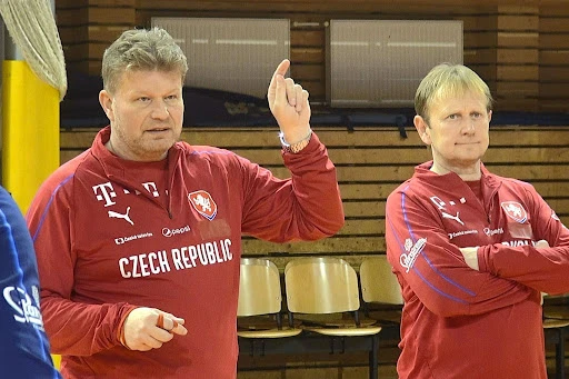 HLV Tomáš Neumann (bên trái) đánh giá cao đội tuyển futsal Việt Nam. Ảnh: LĐBĐ CH Czech