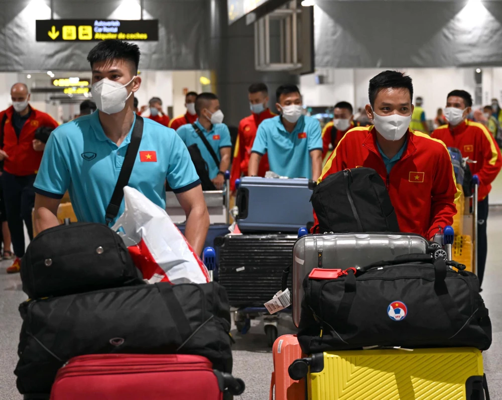 Đội tuyển futsal Việt Nam có mặt tại sân bay vào tối qua (ngày 25-8). Ảnh: ANH TRẦN