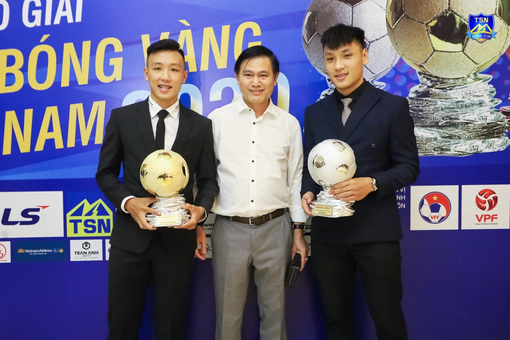 Quả bóng Vàng futsal 2020 Nguyễn Minh Trí chụp ảnh kỷ niệm với bầu Tú "Thái Sơn Nam" và Quả bóng Bạc Hồ Văn Ý. Ảnh: DŨNG PHƯƠNG