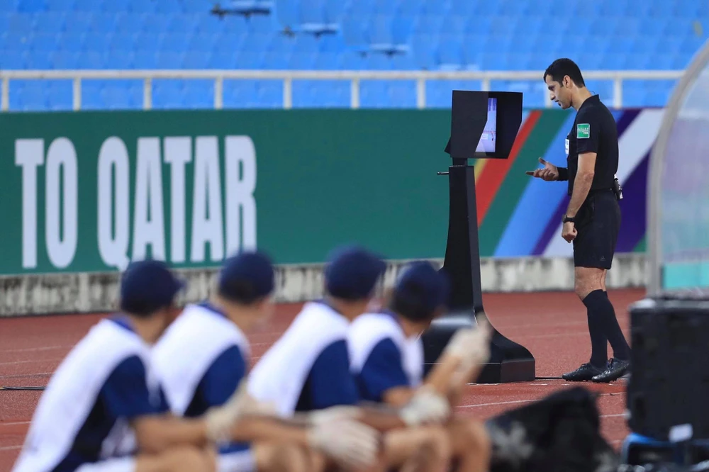 Trọng tài Abdulrahman Al-Jassim không cho đội tuyển Việt Nam được hưởng phạt đền sau khi kiểm tra VAR. ẢNH: VFF