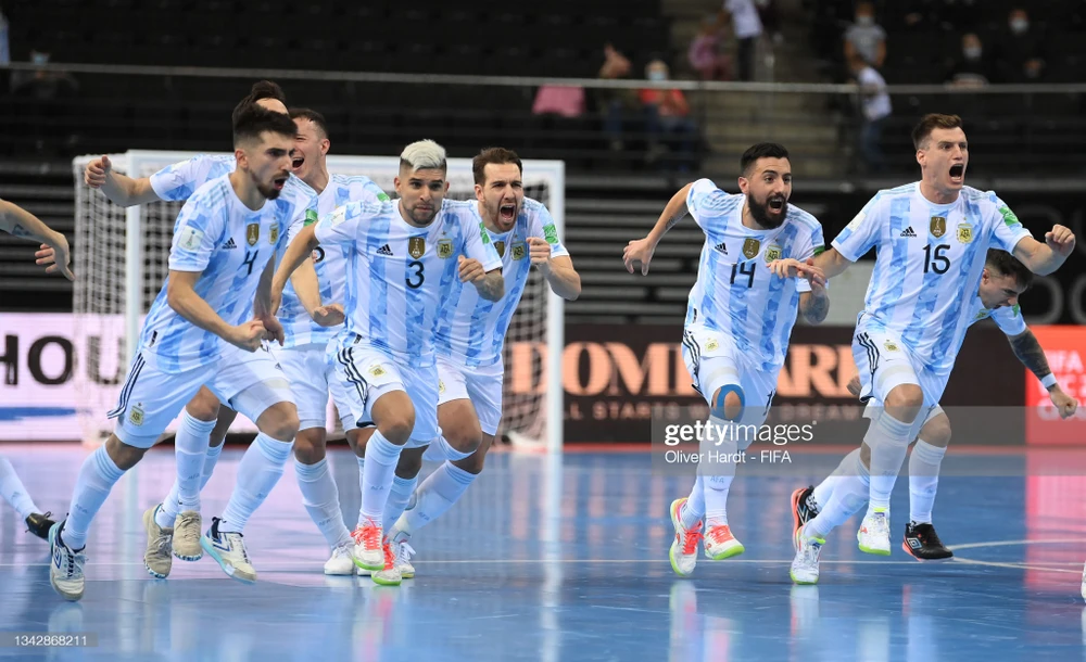 Argentina đánh bại Nga trên chấm luân lưu để vào bán kết Futsal World Cup 2021. Ảnh: GETTY