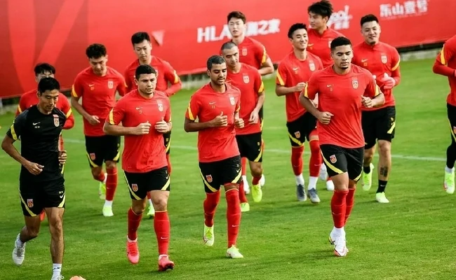 Các cầu thủ Trung Quốc chỉ ra sân tập luyện vào buổi tối, ban ngày ở trong khách sạn. Ảnh: SINA