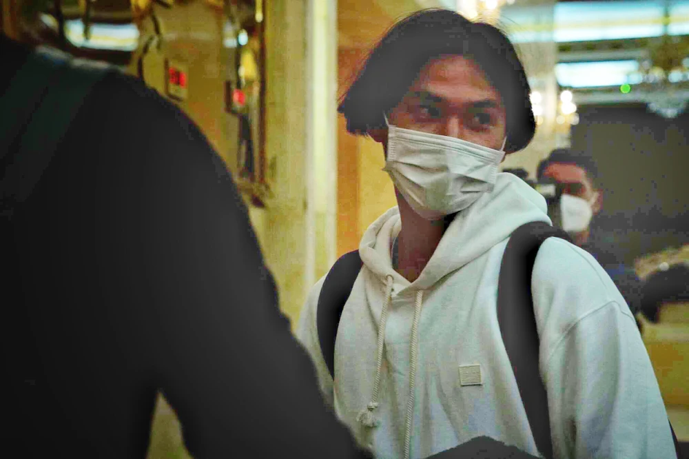 Minamino lộ diện khuôn mặt bơ phờ khi đến Hà Nội. Ảnh: OANH CAO