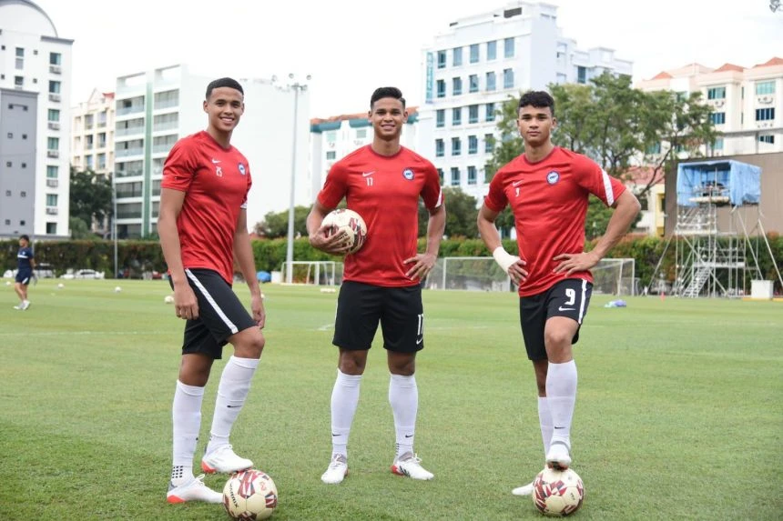 Ba anh em ruột Irfan, Ikhsan và Ilhan Ahmad trong màu áo Singapore