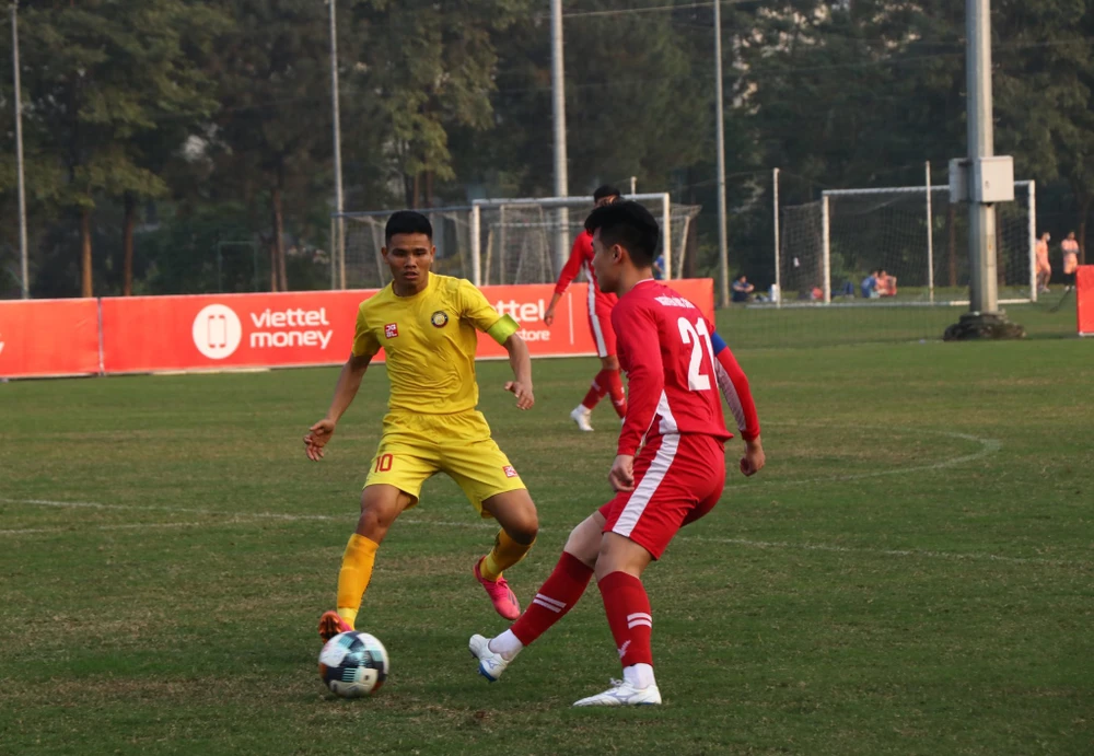 Lê Văn Thắng (áo vàng) lập hat-trick giúp Đông Á Thanh Hoá ngược dòng đánh bại Viettel FC
